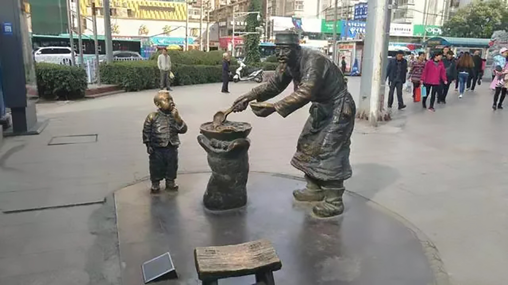 蘭州的鑄銅雕塑《熱冬果》明明只有一個饞嘴小童，為何有兩個小童的說法？